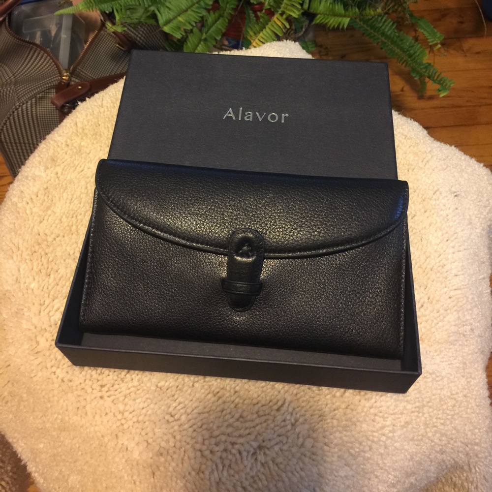 Alavor wallet check book.